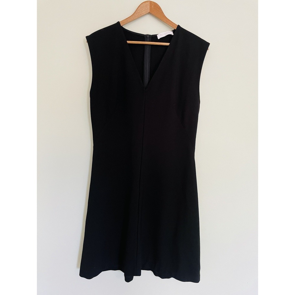 Everlane Sleeveless V-Neck Knee Length Black Shift Dress. Size 8.‎ Classic.